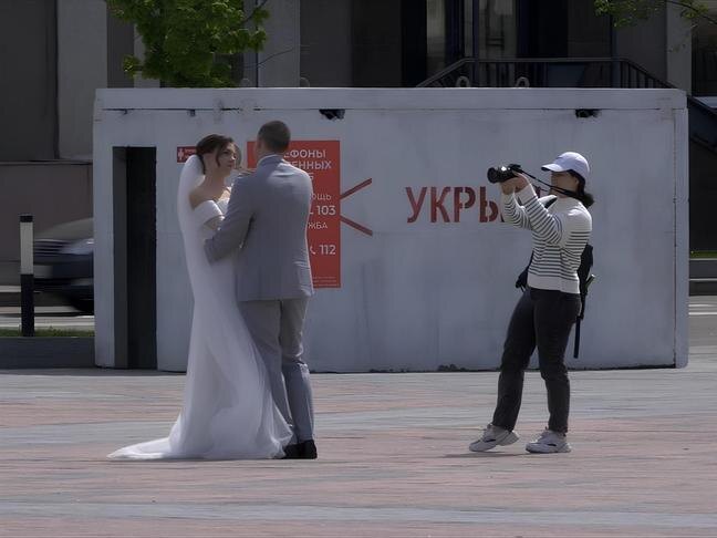 свадьба на фоне укрытия / Фото: из фильма «Люди приграничья» (16+)