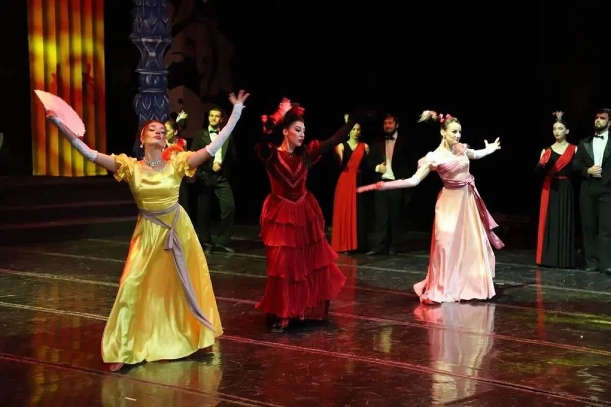    У Адамовой 19 лет стажа.