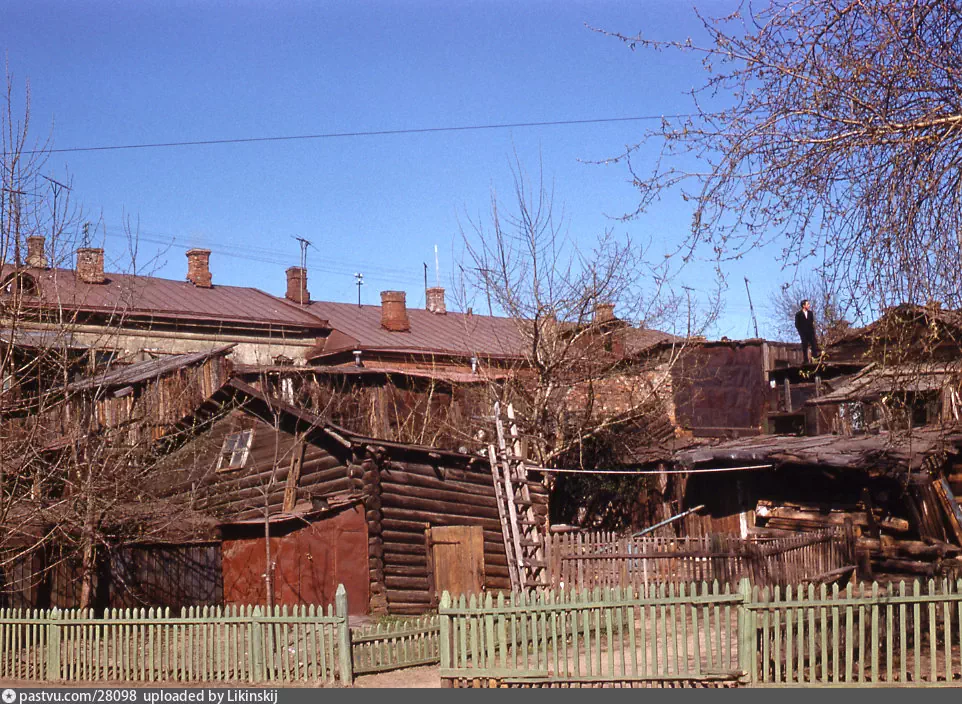 А так выглядела старая застройка на этом участке, 1961. Автор фото: Г. Гулдон. С сайта www.pastvu.com.