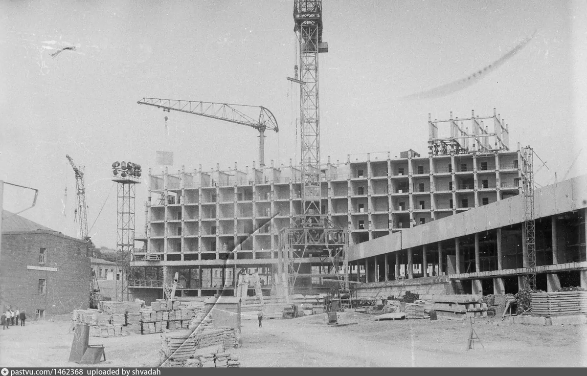 Строительство гостиницы "Мир", 1965. Автор фото: А.В. Швадченко. С сайта www.pastvu.com.