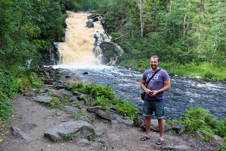 Костя на фоне одного из потоков водопада