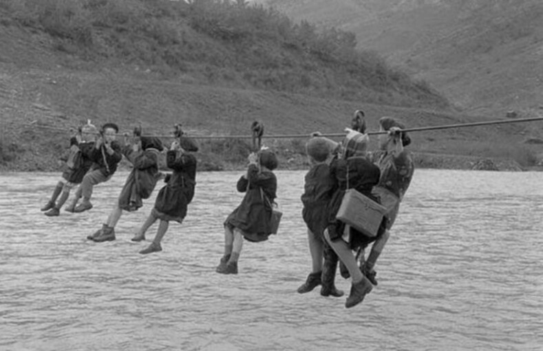 Лидеры в Десятке. Школьники Италии по дороге на учебу. 1959 год.