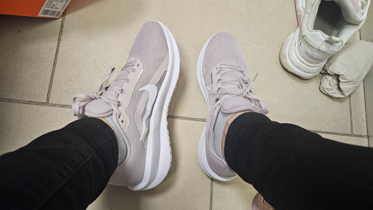 Примерка на работе. Классный цвет - не слишком розовые, не слишком светлые, то, что хотела.