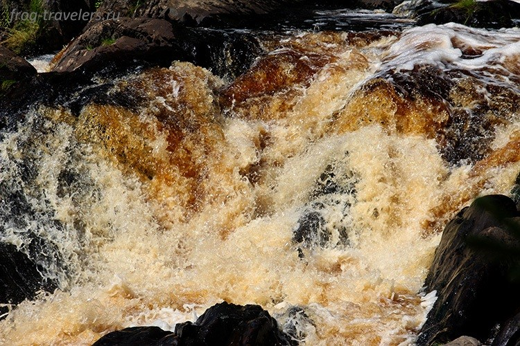 Цвет воды Рускеальских водопадов