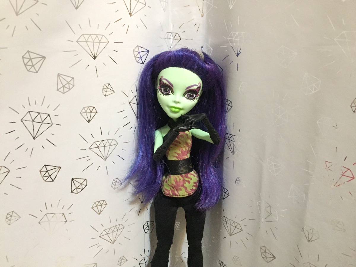 Наша первая гостья - Аманита Найтшейд. Она пришла в элегантных чёрных брюках и перчатках.