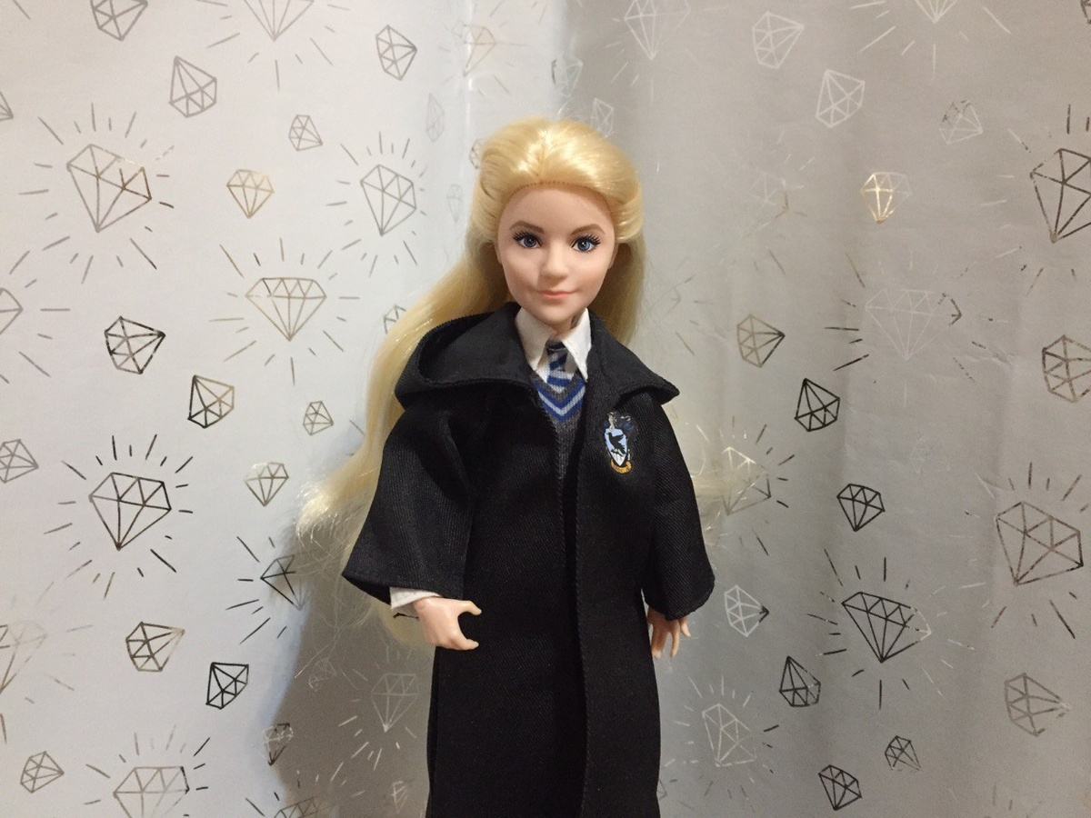 Следующий гостья - Полумна Лавгуд. Она уже была на серой вечеринке, но в этот раз её образ дополняет чёрная факультетская мантия Когтеврана.