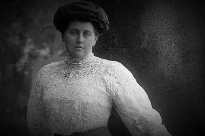 Анна Александровна Вырубова (урождённая Танеева) — ближайшая подруга Александры Фёдоровны, мемуаристка. Была фрейлиной императрицы , сестрой милосердия, участвовала во многих мероприятиях, направленных на оказание помощи фронту и солдатам-инвалидам.