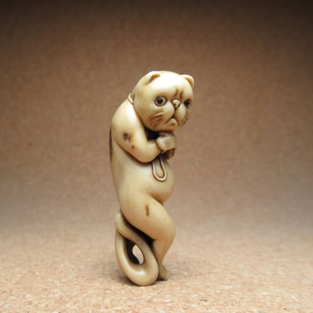 «Замёрзшая кошка». Мастер: Сисуи. Материал: рог оленя, чёрный буйволиный рог.