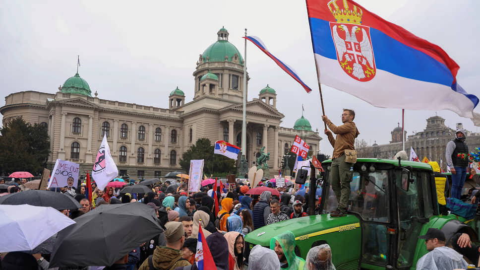 Протестующие заняли площадь у парламента страны.📷Фото: Mitar Mitrovic / Reuters