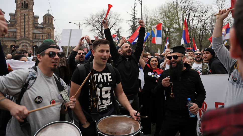 Массовые протесты проходят по всей Сербии с ноября 2024 года. Они начались после гибели 15 человек из-за обрушения бетонного козырька на вокзале в Нови-Саде.📷Фото: Djordje Kojadinovic / Reuters