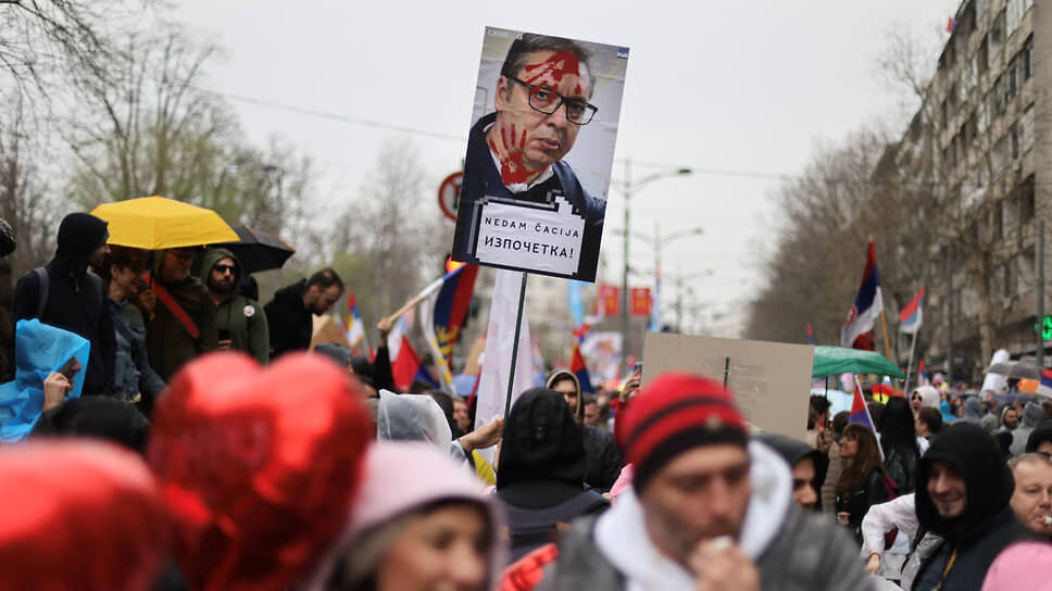 Протестующие обвиняют власти в тотальной коррупции и выступают за отставку президента Александра Вучича (изображен на плакате).📷Фото: Djordje Kojadinovic / Reuters
