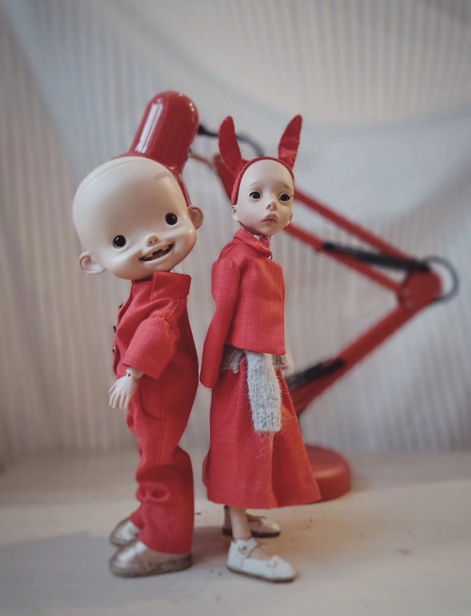 В составе ткани присутствуют нити синтетики, что не очень хорошо подходит для кукольной одежды. Она больше "стоит колом" и получается меньше естественных для размера кукол заломов. 