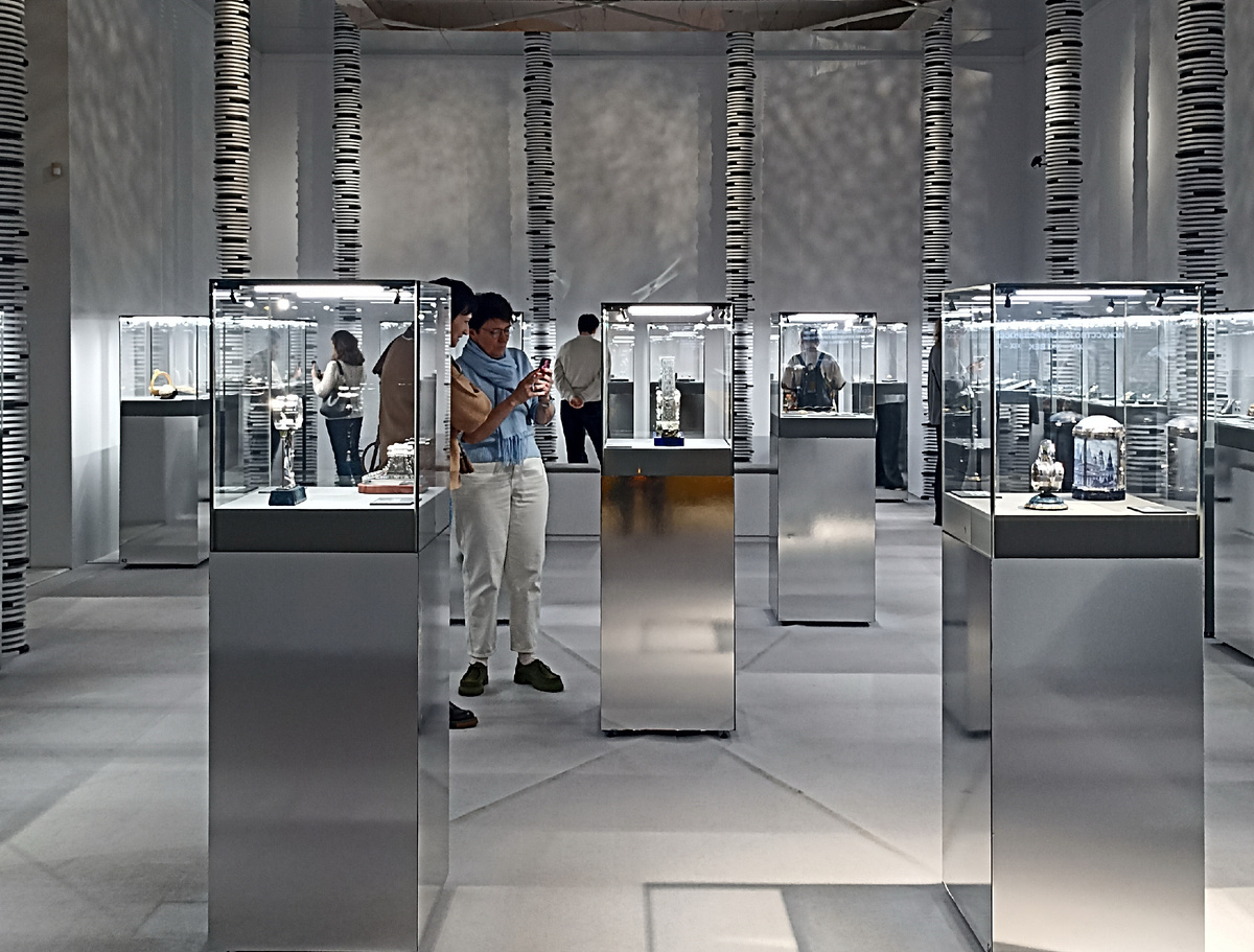 Один из залов оформлен в виде березовой рощи. Очень красиво!