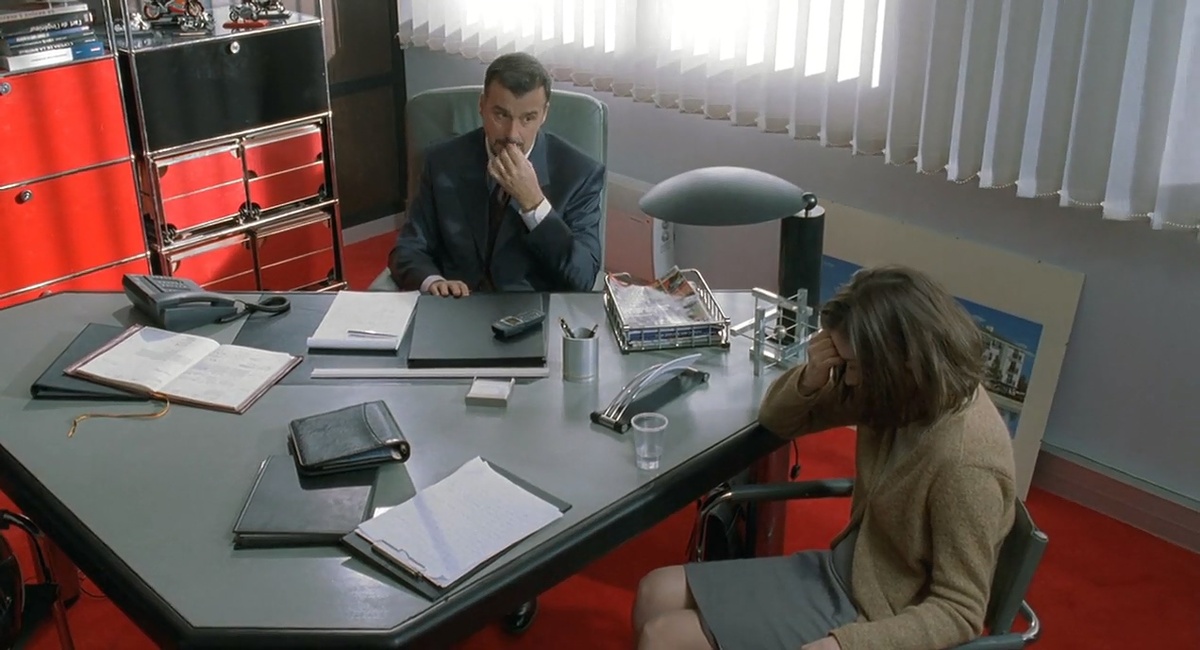 Кадр из фильма «Читай по губам» (2001): Карла в кабинете начальника