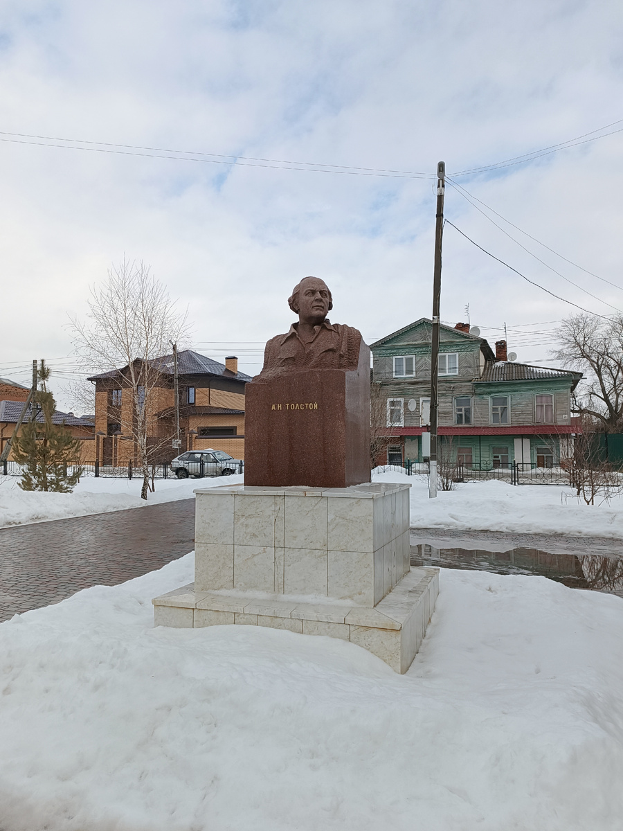 Интересно сочетание двух зданий за памятником. Прошлое и настоящее...