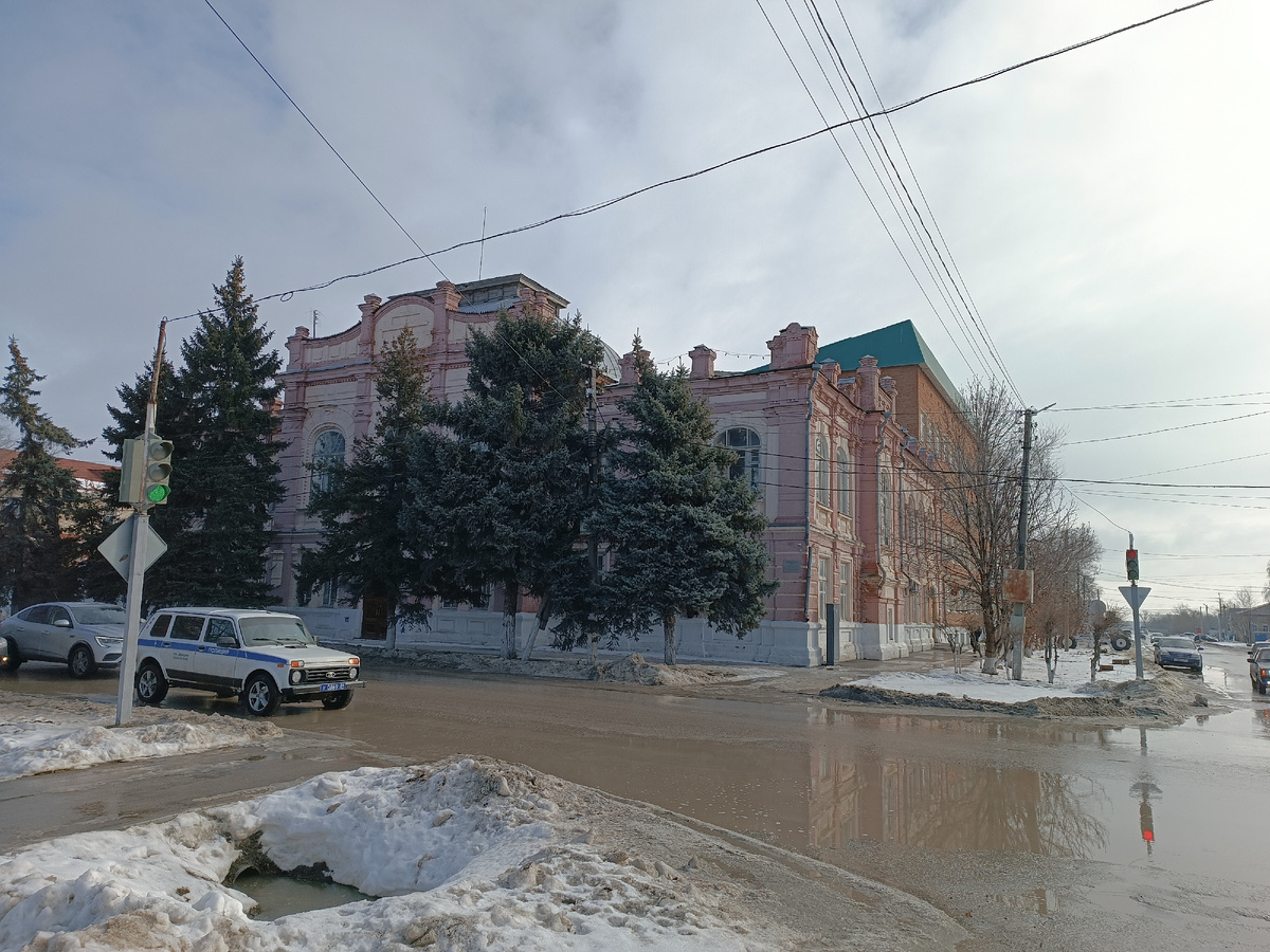 За ёлочками к сожалению не видно