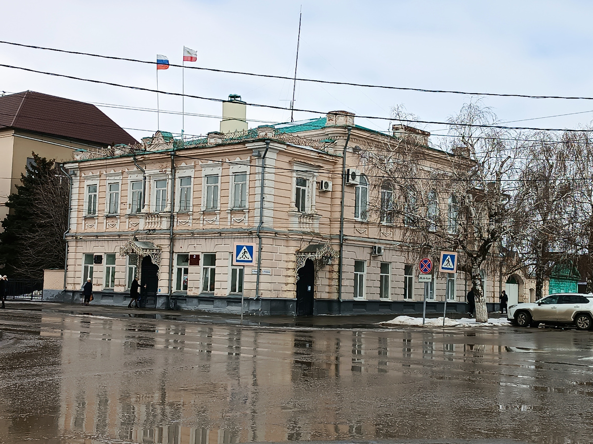 В наше время здесь администрация района. 