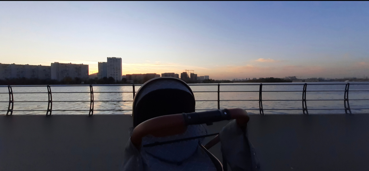 Иногда я устраивалась в парке с видом на Москву-реку