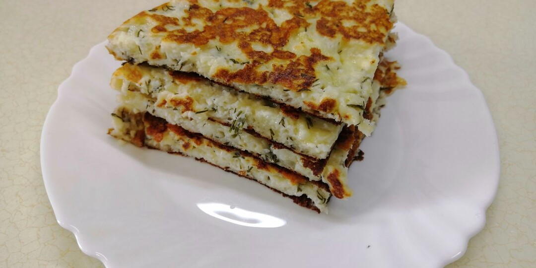 Пачка творога и сыр. Сытный завтрак