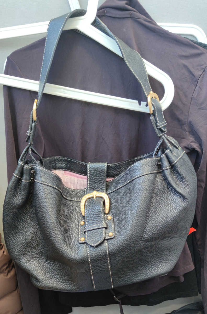 Интересной находкоц была сумка Dooney& Bourke, стоила она в магазине 3 т.р.