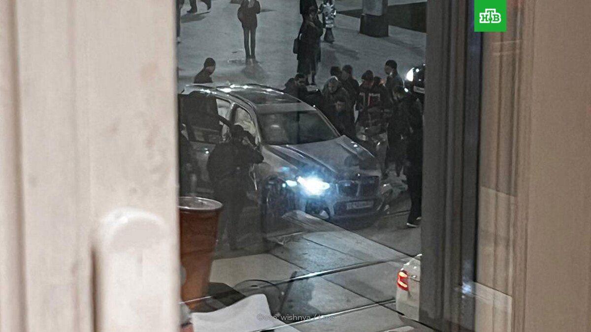    Автомобиль протаранил автобусную остановку в центре Москвы, есть пострадавшие