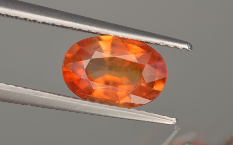 Сапфир оранжевый, Танзания, масса 2,54 ct, размер 9,8*6,73*4,2 мм, стоимость 51750 рублей, произведена термообработка.