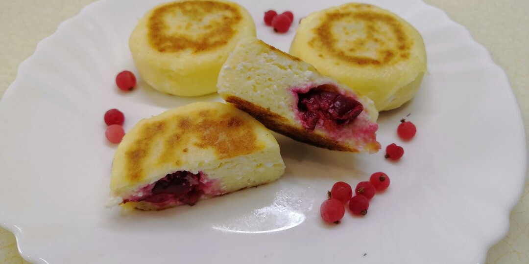 Вишня спрятана в каждом сырнике