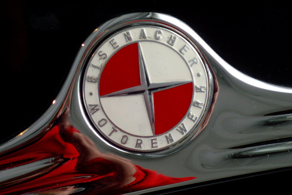 Эмблема EMW появилась 5 июня 1952 года с образованием VEB IFA Automobilfabrik EMW Eisenach. Но по конструкции она была идентична эмблеме BMW.