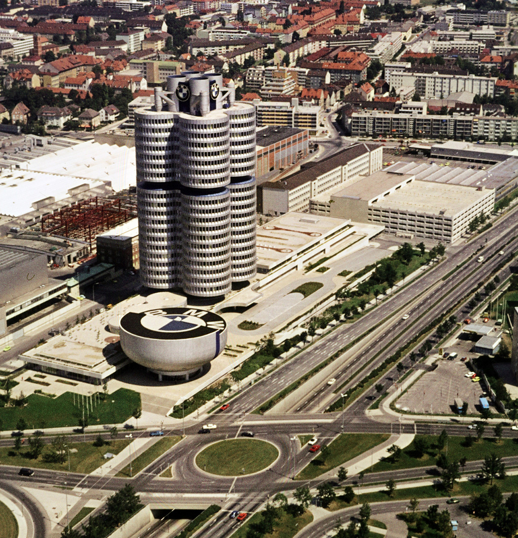 Штаб-квартира BMW Group в Мюнхене. Архитектор Карл Шванцер, 1972 г. Фирма без разрешения разместила на здании свою эмблему к Олимпийским играм 1972 года и заплатила штраф 110 тысяч дойчмарок. Крышу музея BMW также украшает «рундель» диаметром 40 метров.