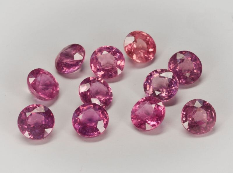 Сапфиры розовые, Мадагаскар, средняя масса 1,2 ct, огранка круг, диаметр 6 мм, стоимость 6900 рублей за камень, произведена обработка по залечиванию трещин.