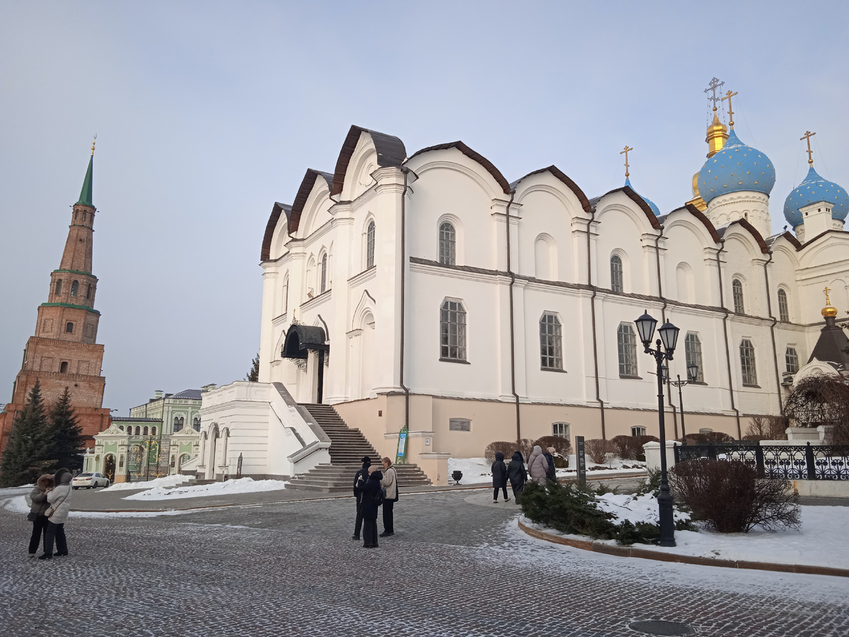 Благовещенский собор на фоне башни Сююмбике и Губернаторского дворца. Фото автора, 14 февраля 2025г.
