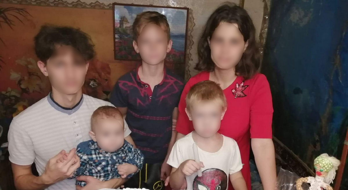 Старший сын женщины в армии. Дома её ждут дети