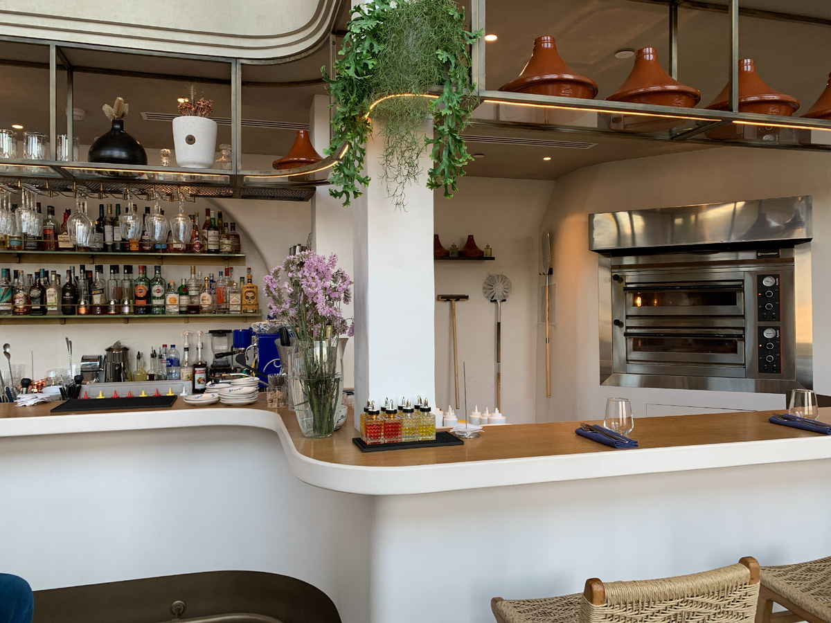 Слева бар, справа печь для пиццы