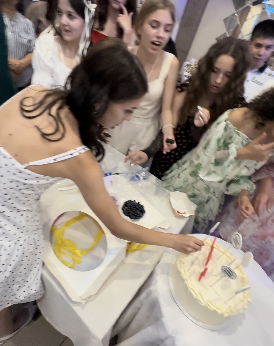 Идея для выпускного: выпускники украшают торт