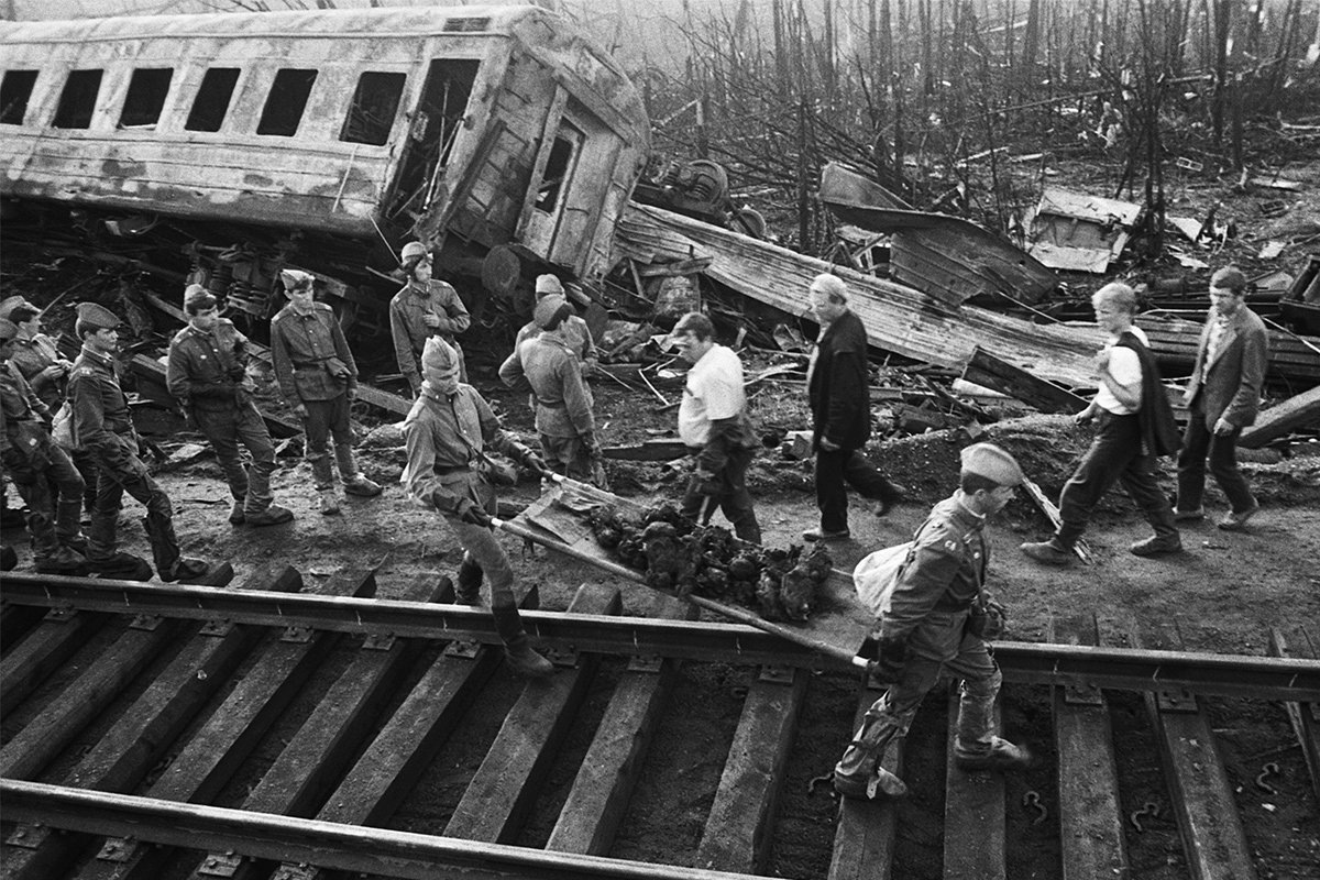 Последствия катастрофы. На носилках - останки не одного человека.