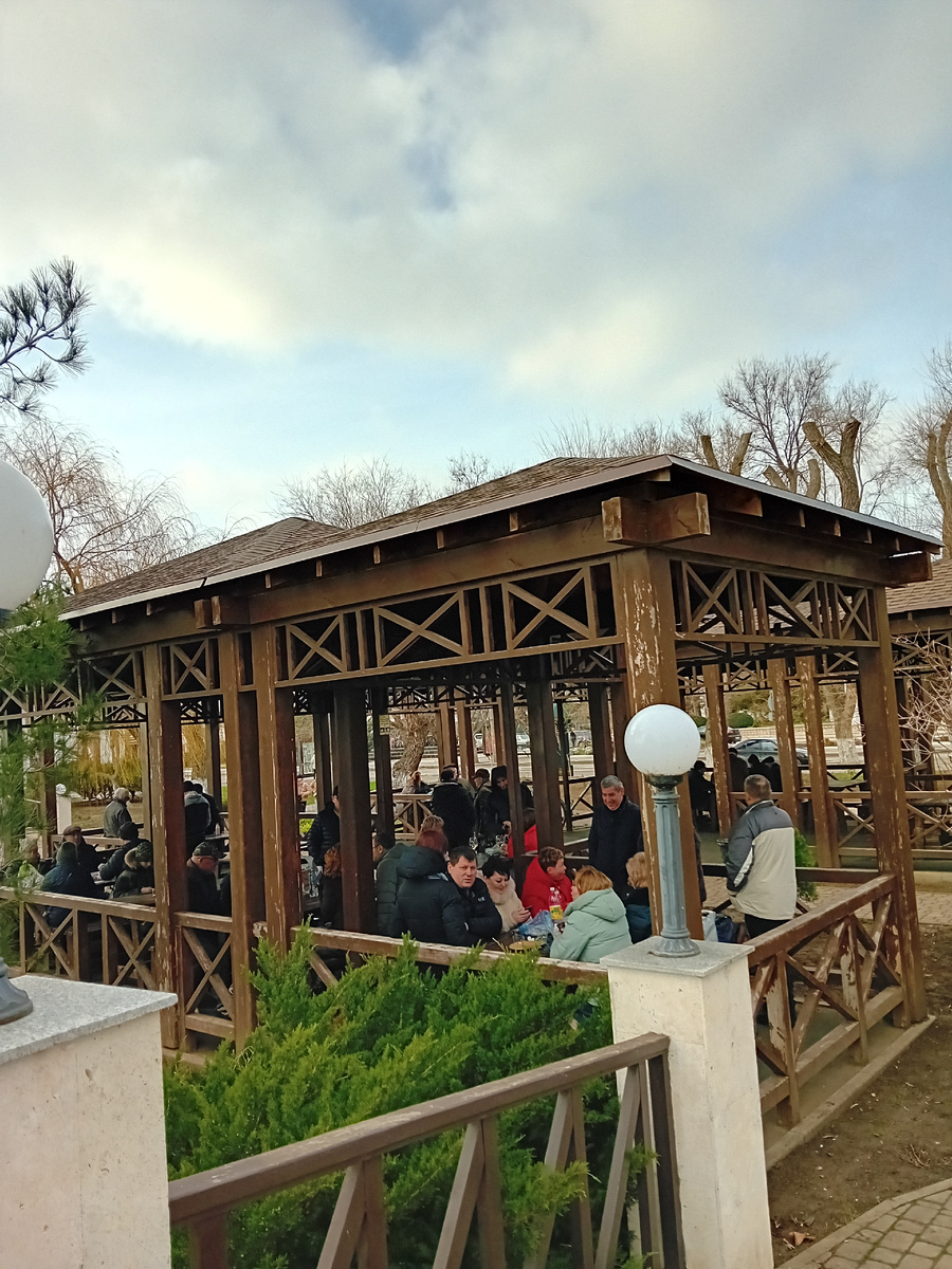 Авторское фото.Деревянные павильоны,места отдыха любителей шахмат и пр.