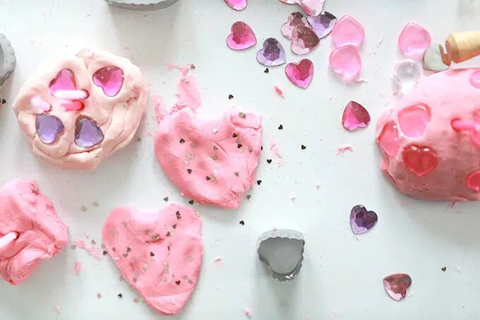 Тематический пластилин. Фото с https://artfulparent.com/