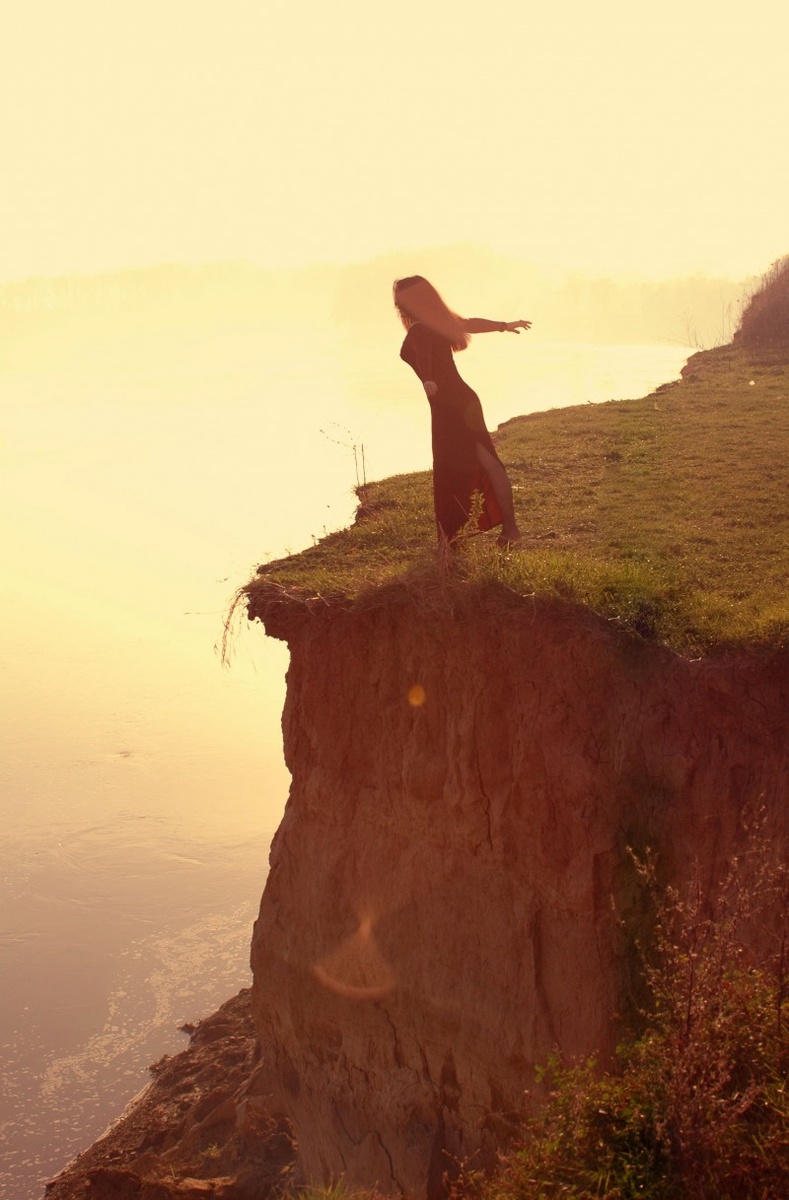 Девушка на скале