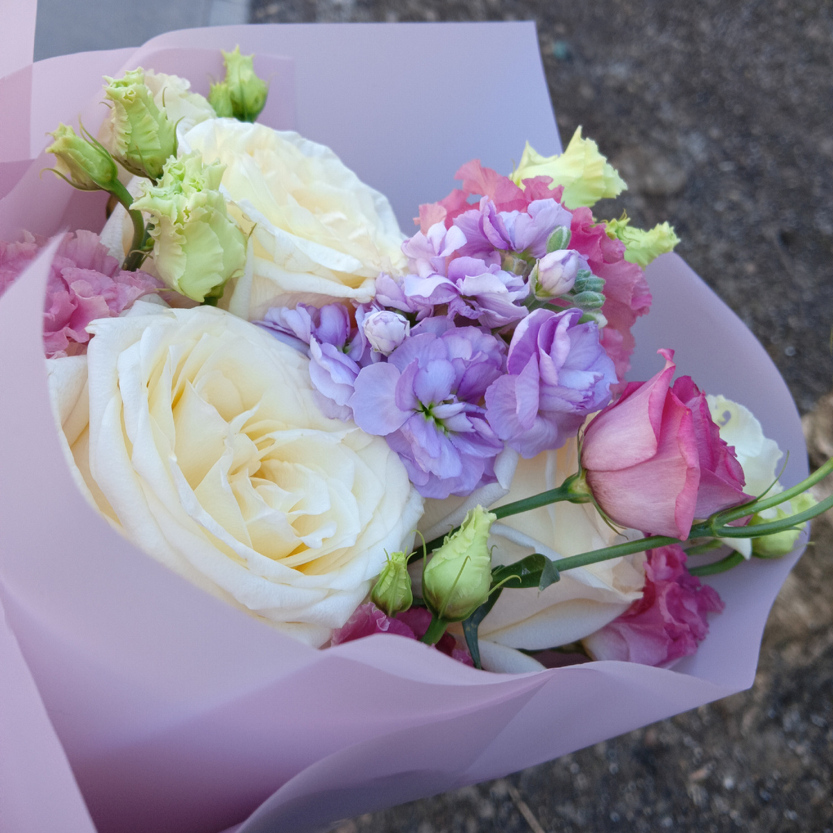 Для доставки цветы были свежачок 👍