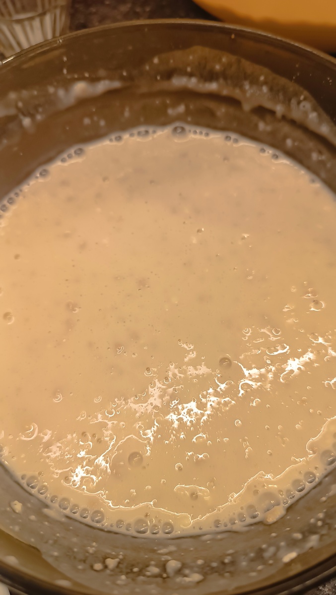 Приготовим опару, молока, сухих дрожжей и сахара , перемешать и оставить на 20 минут.