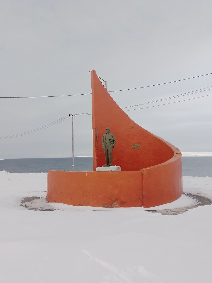Самый необычный памятник Ленину, какой мне доводилось видеть. Вождя заботливо прикрыли от ветров.  Фото автора.