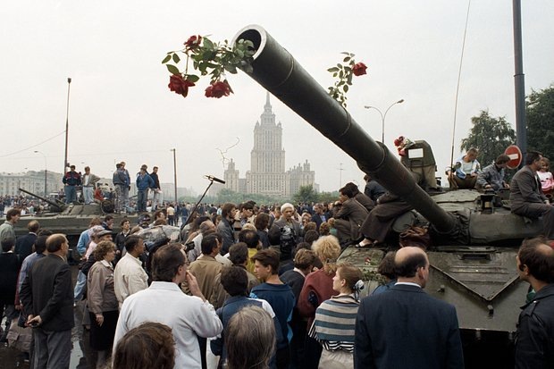    Танки у Белого дома во время путча, 20 августа 1991 года. Фото: Валерий Христофоров, Александр Чумичев / ТАСС