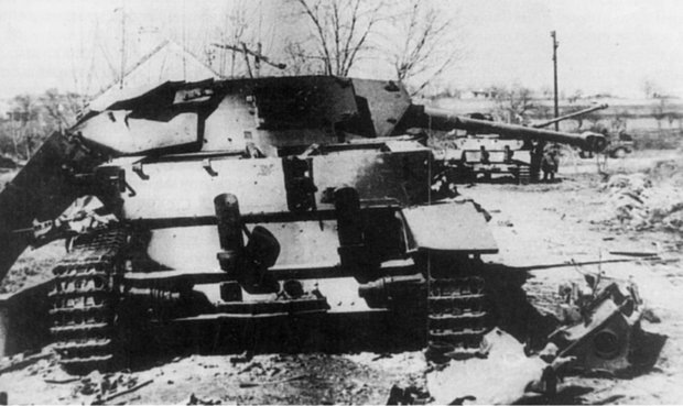    Колонна средних немецких танков Pz.Kpfw. IV Ausf.J, расстрелянная из засады советской артиллерией между озерами Веленце и Балатон, 1945 год. Фото: «Военный альбом»