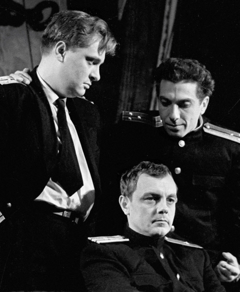    Олег Басилашвили, Кирилл и Сергей Юрский в спектакле Ленинградского БДТ «Океан» по пьесе Александра Штейна в постановке Георгия Товстоногова. 1962 год Фото:  РИА Новости/ Александр Гладштейн