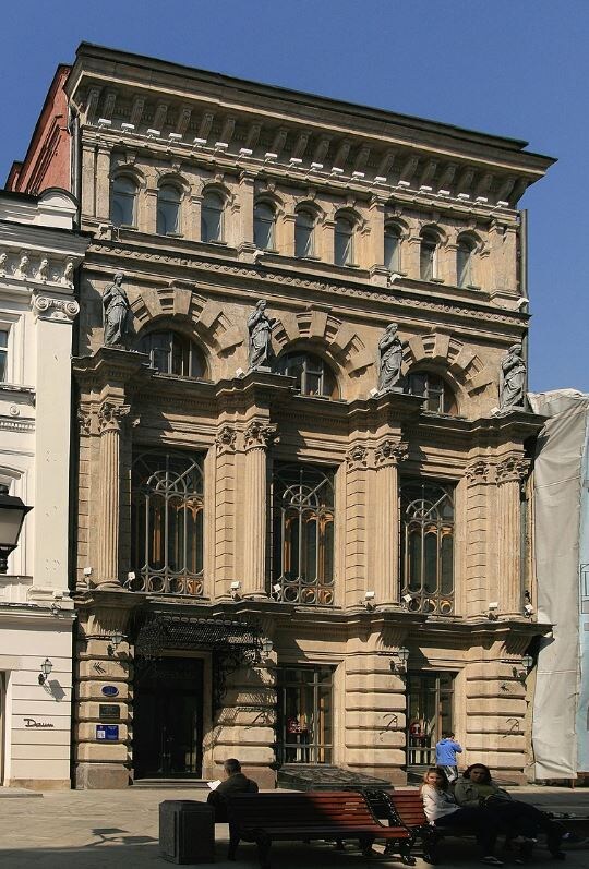 Вид на аптеку Феррейна со стороны Никольской, 2014.