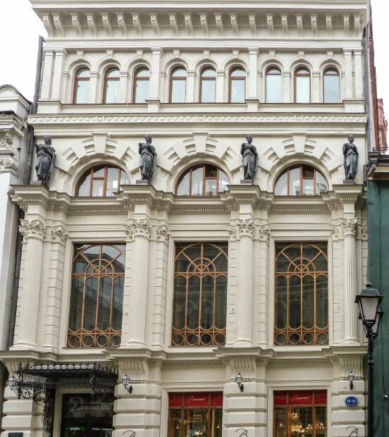 Вид на аптеку Феррейна со стороны Никольской, 2024.