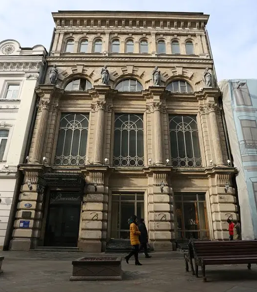 Вид на аптеку Феррейна со стороны Никольской, 2014.