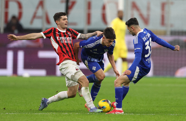    Полузащитник «Милана» Кристиан Пулишич (слева) в матче против «Комо». Reuters