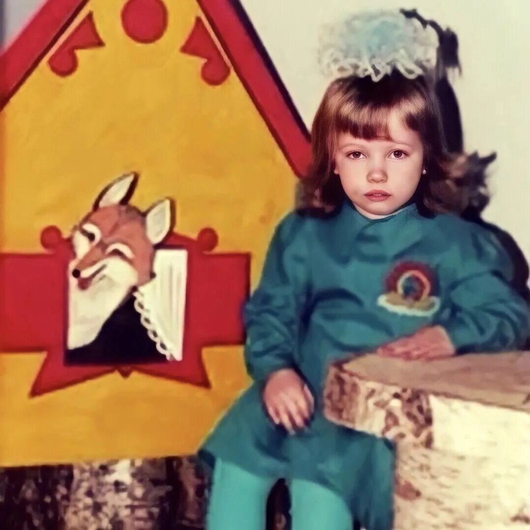 Сижу красотка, с криво постриженной чёлкой. Естественно за день до важного фото 🤣