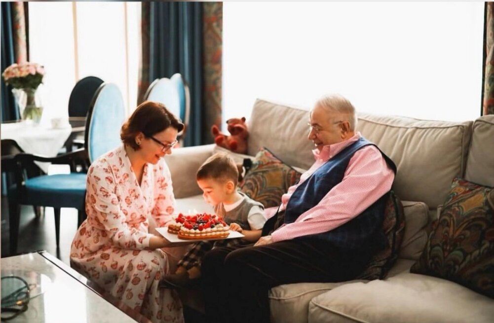    Евгений Петросян и Татьяна Брухунова и их сын Ваган. Фото: соцсети